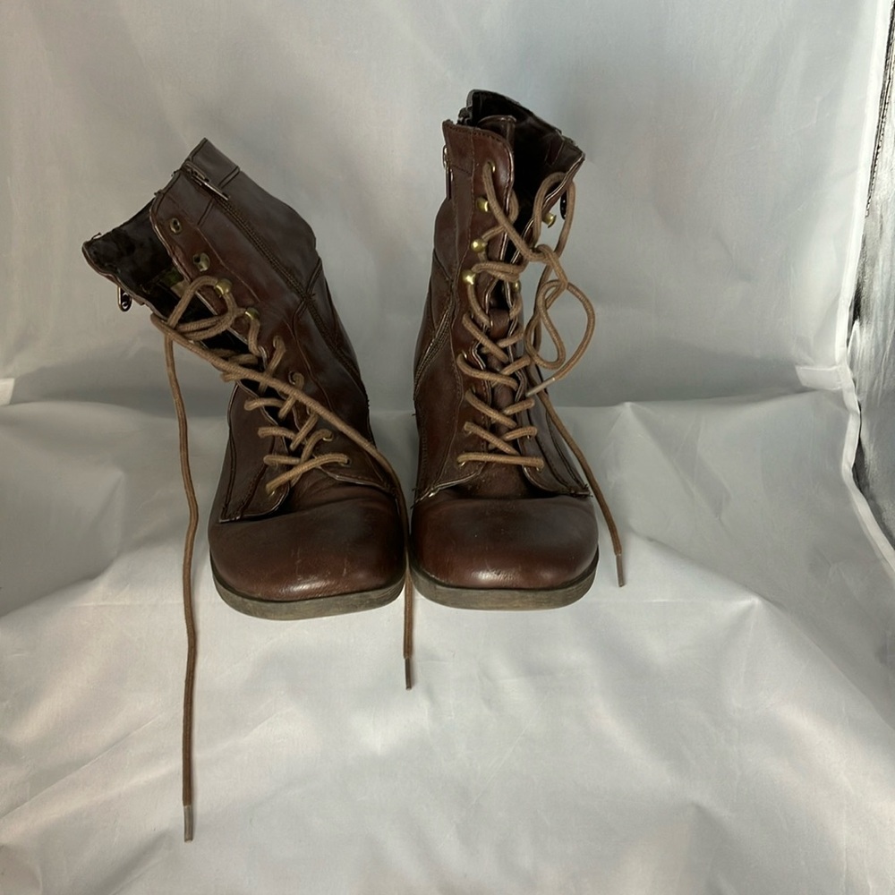 G By Guess women’s size 9 brown zip up boots
